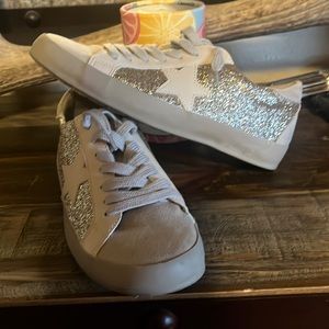 Tan / gold shu shop sneakers only tied on